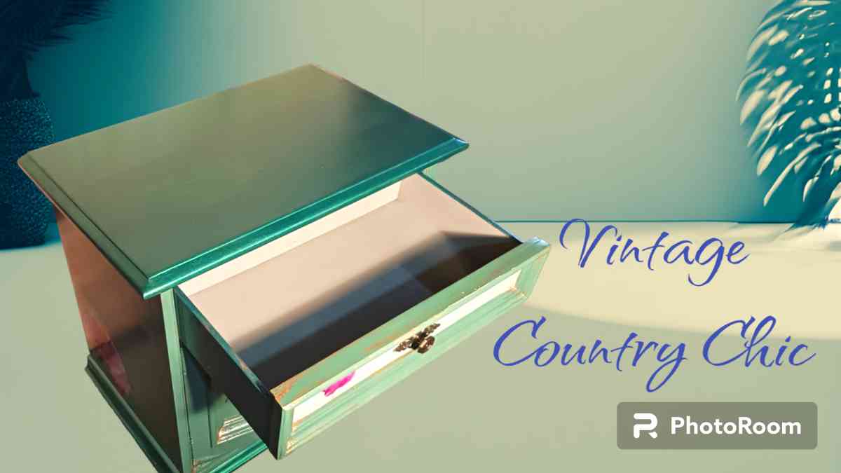 Vintage End Table - Roanoke, Virginia - FleaMarketBay