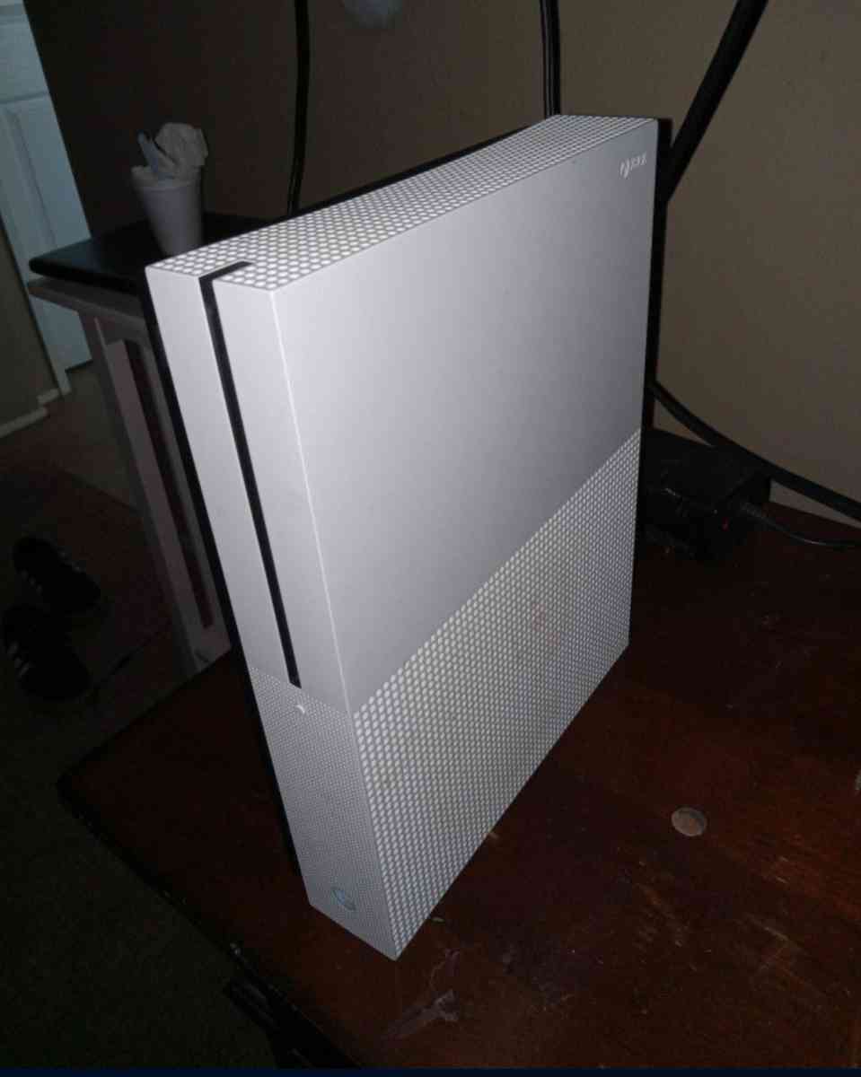 Xbox 1 s - Corona, California - FleaMarketBay