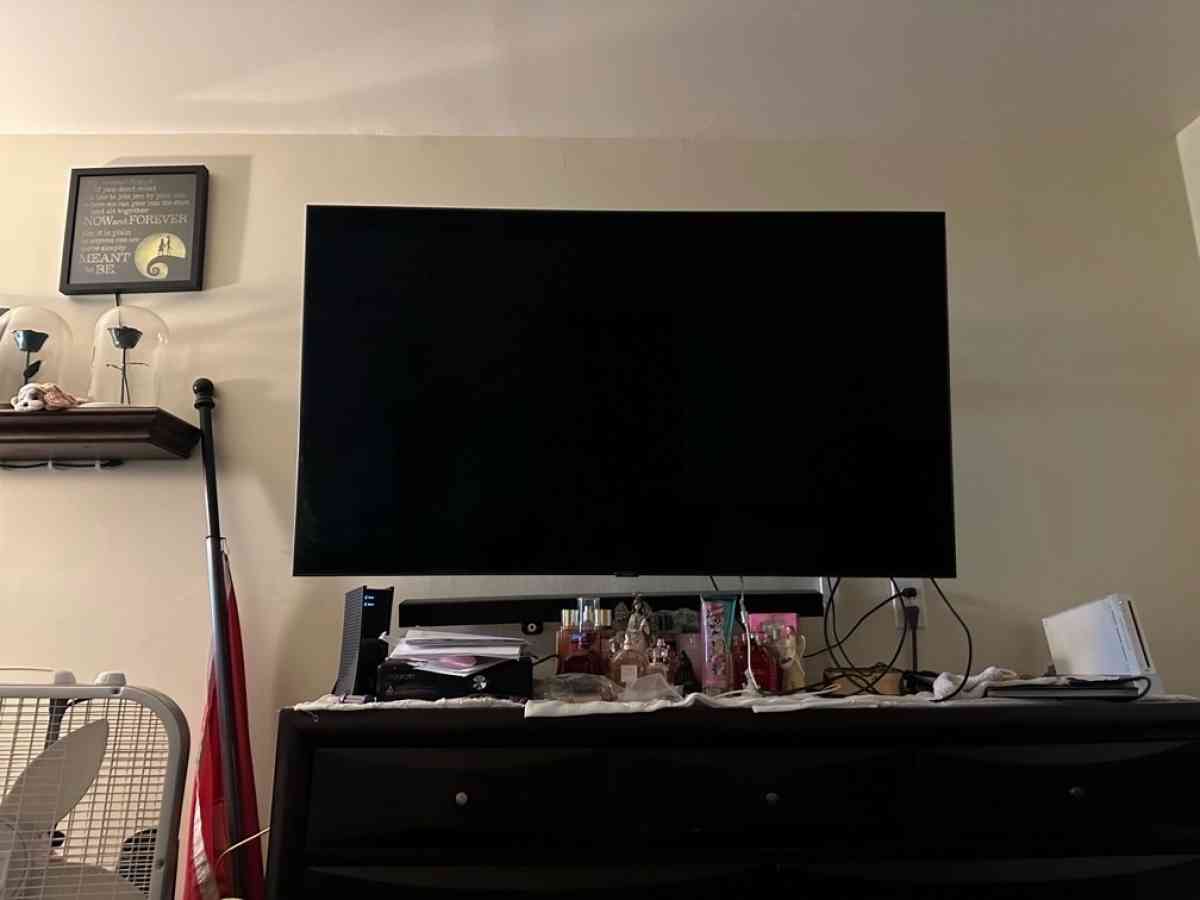 samsung Q8 series 55 inch with tv remote and wall mount - Lakewood, California