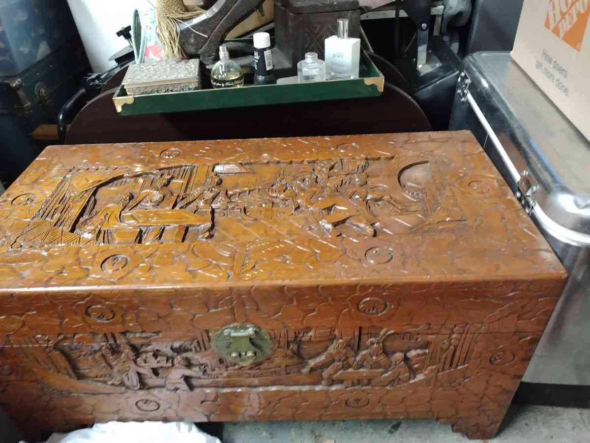 hand carved very nice trunk - Dallas, Texas