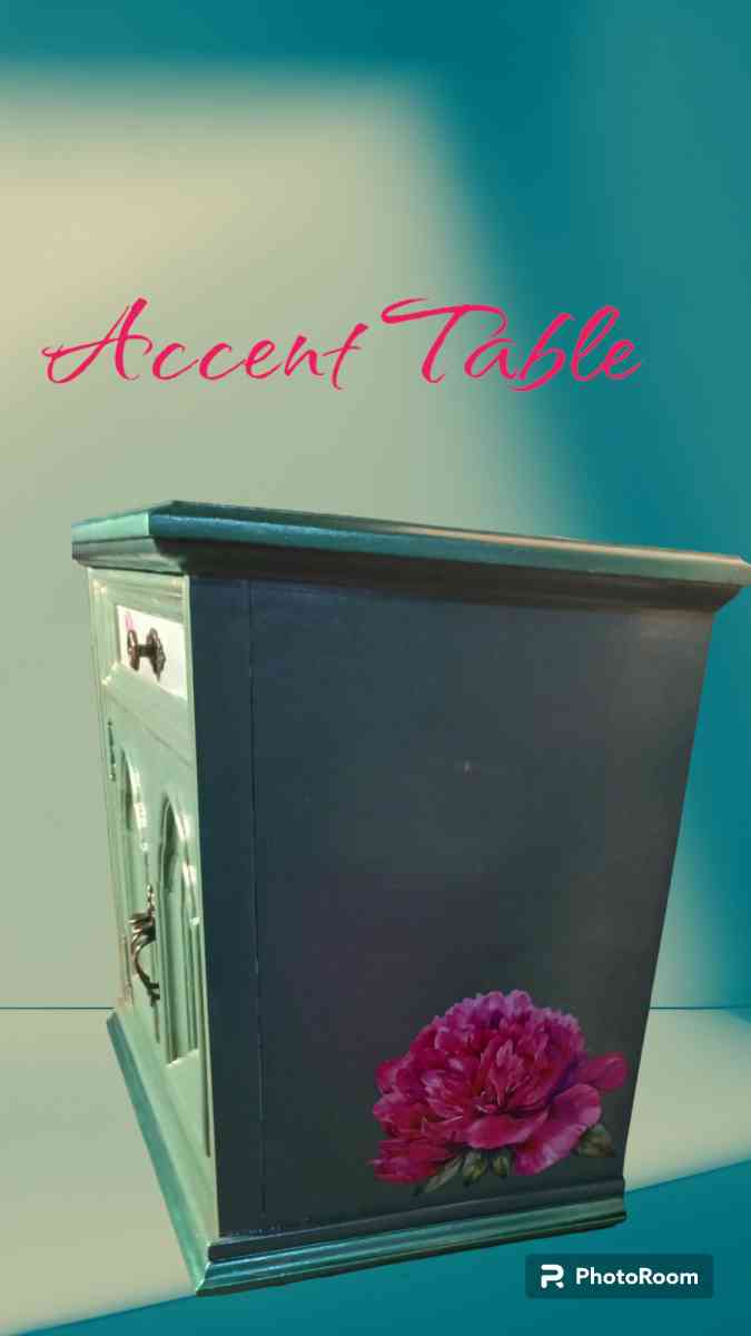 Vintage End Table - Roanoke, Virginia - FleaMarketBay