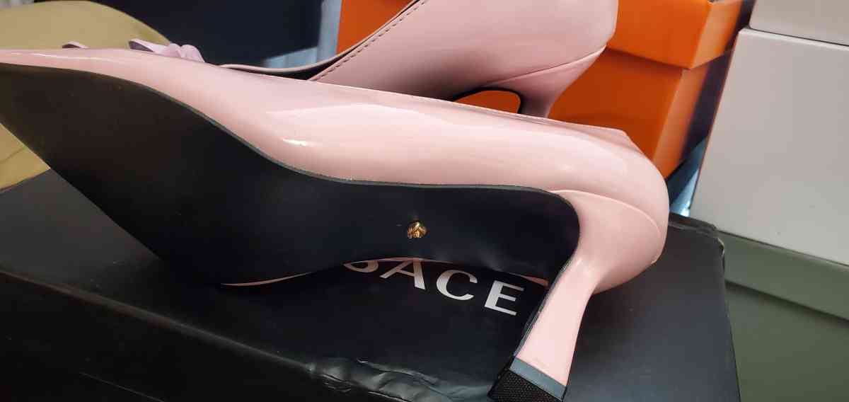 pointed Versace shoes - Mission Viejo, California - FleaMarketBay