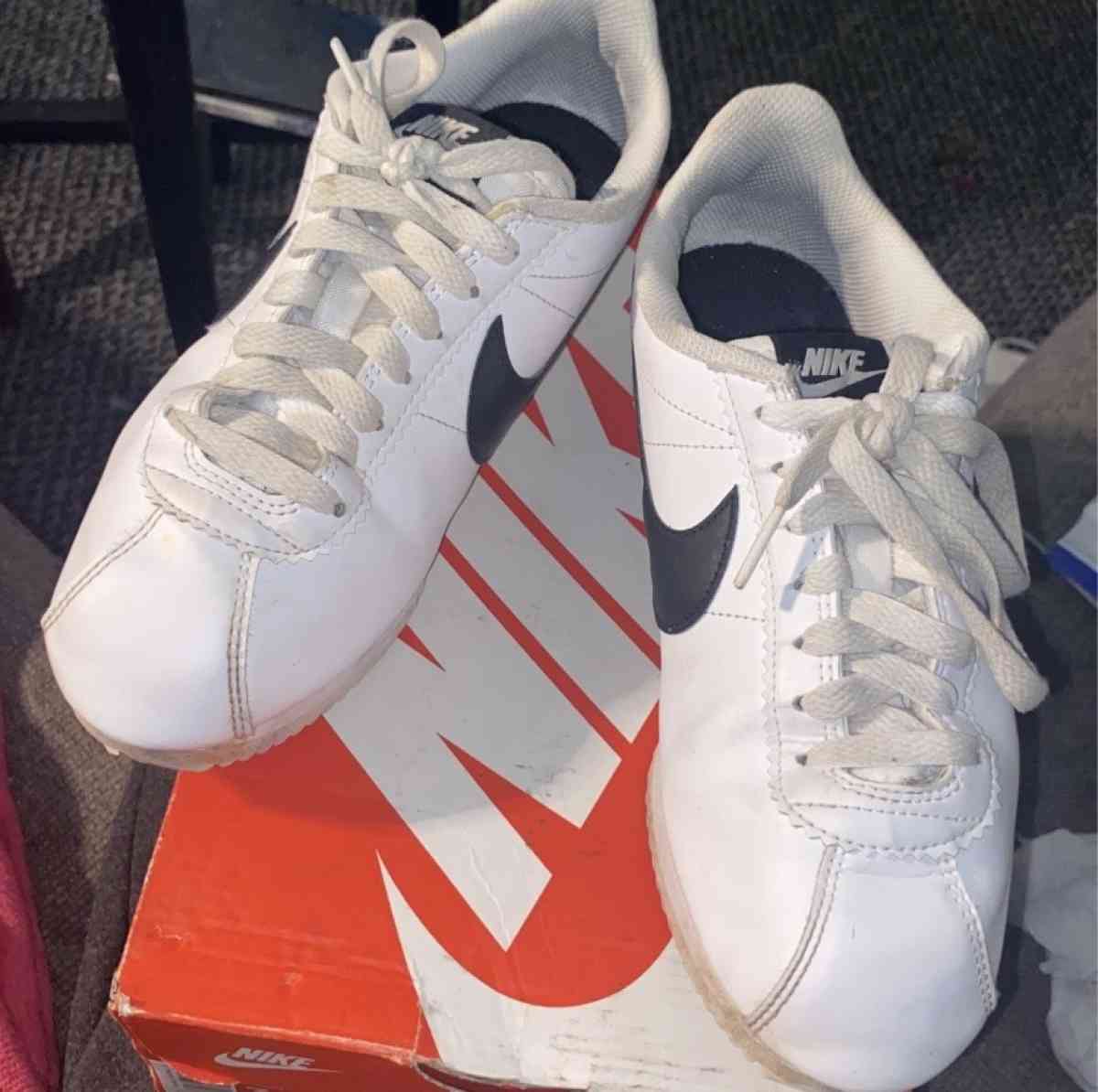 Size 7 and half used Nike Womens Classic Cortez Leathershoes - Peoria, Arizona - FleaMarketBay