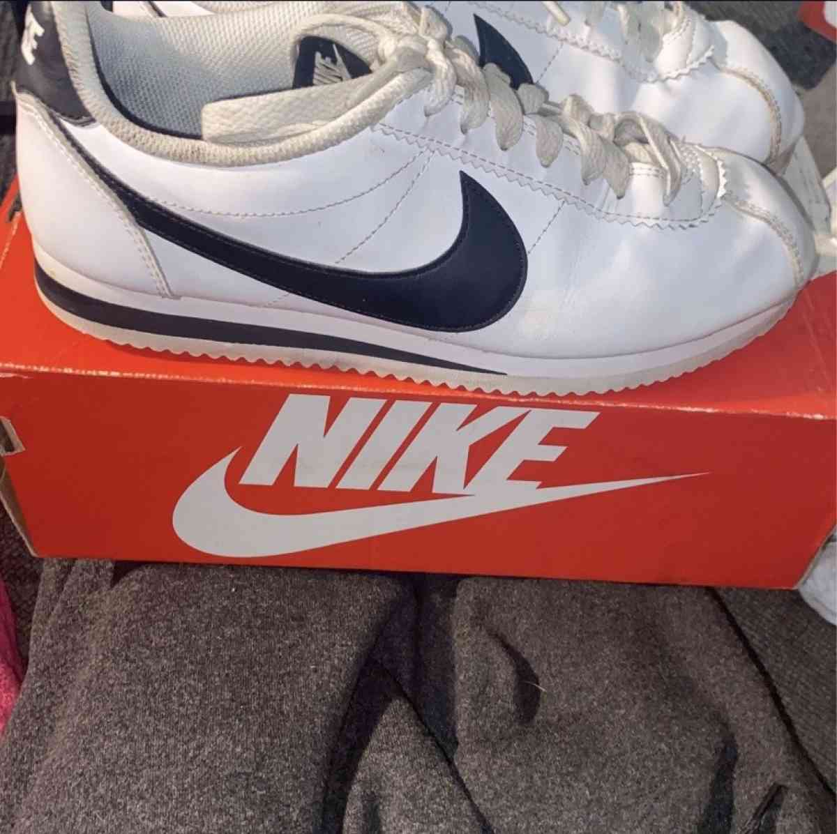 Size 7 and half used Nike Womens Classic Cortez Leathershoes - Peoria, Arizona - FleaMarketBay