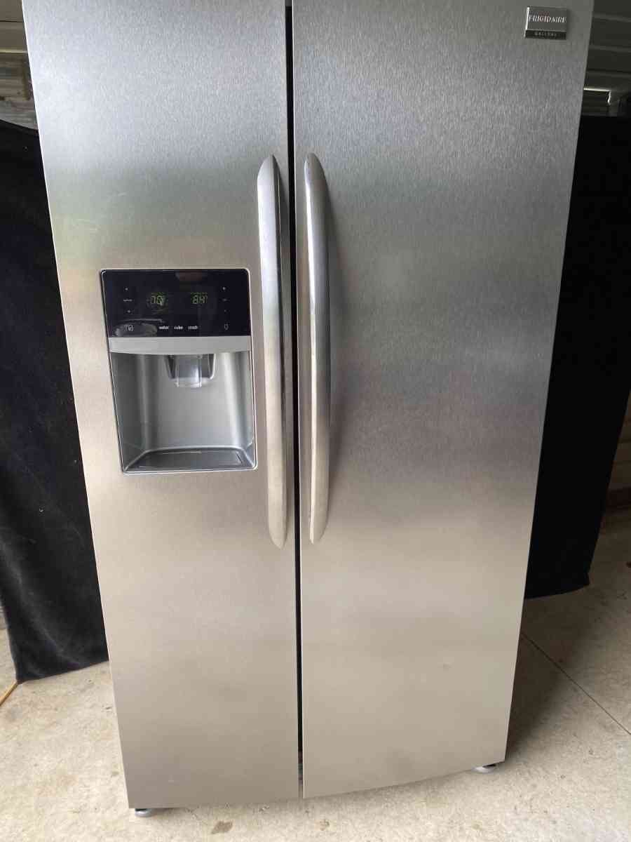 Frigidaire refrigerator 600 OBO - Wichita, Kansas