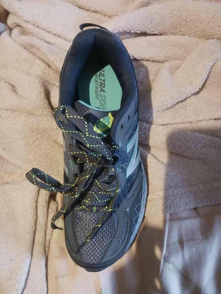 nb sneakerss - Auburn, Maine - FleaMarketBay