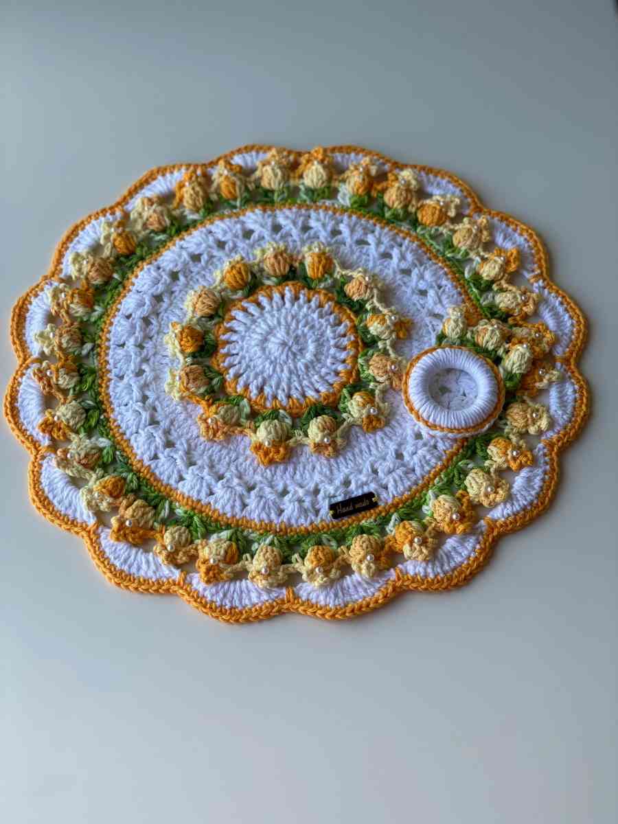 sousplat tulips in crochet 18 pieces for set table - Fall River, Massachusetts - FleaMarketBay