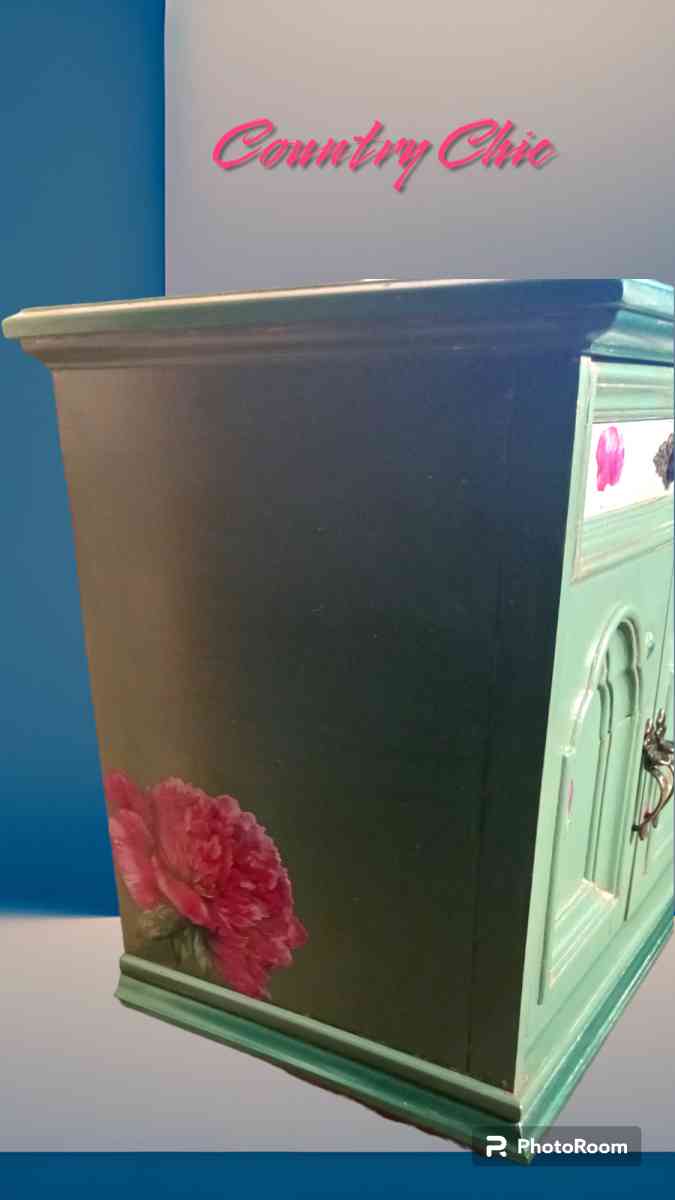 Vintage End Table - Roanoke, Virginia - FleaMarketBay