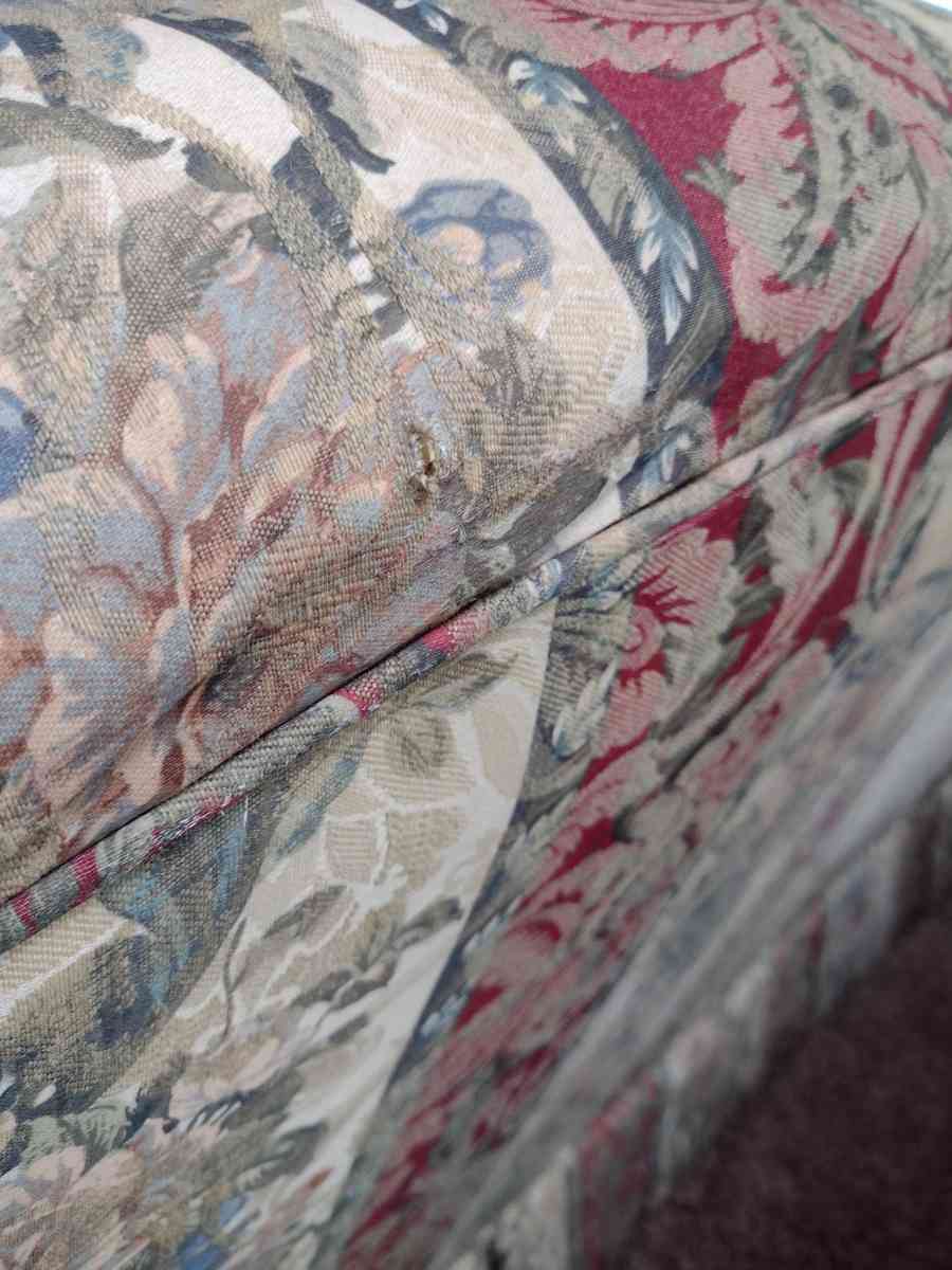 Camelback Couch - Cassopolis, Michigan - FleaMarketBay