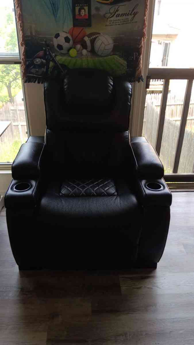 leather couch and Recliner chair - Frederick, Maryland - FleaMarketBay