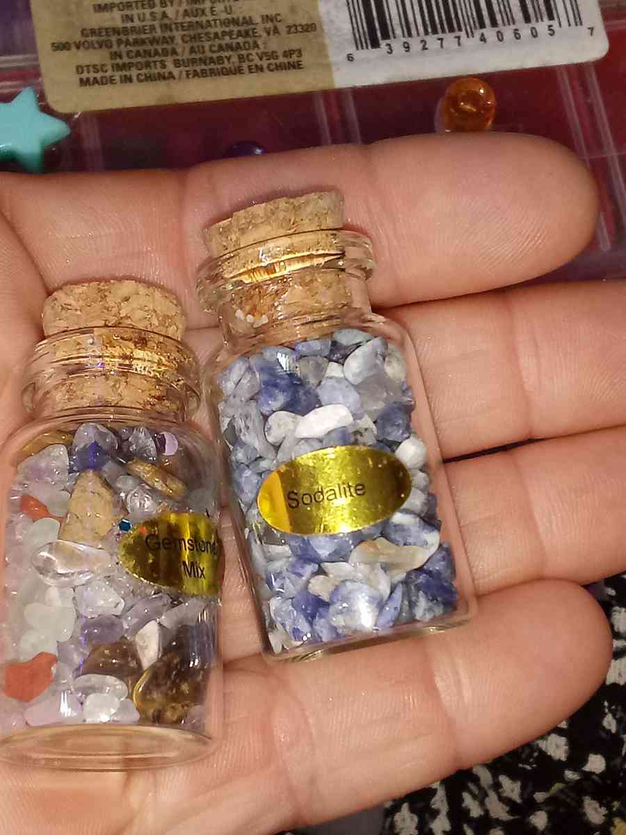 mini bottles of quartz - Flippin, Arkansas - FleaMarketBay