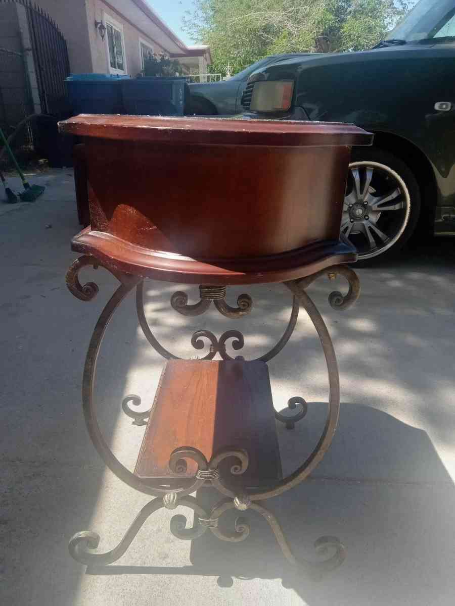 small end table - Las Vegas, Nevada - FleaMarketBay
