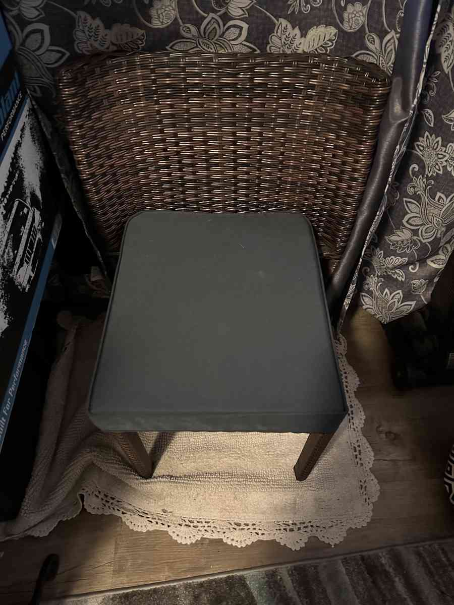 Small kitchen table and chairs - Lakewood, California