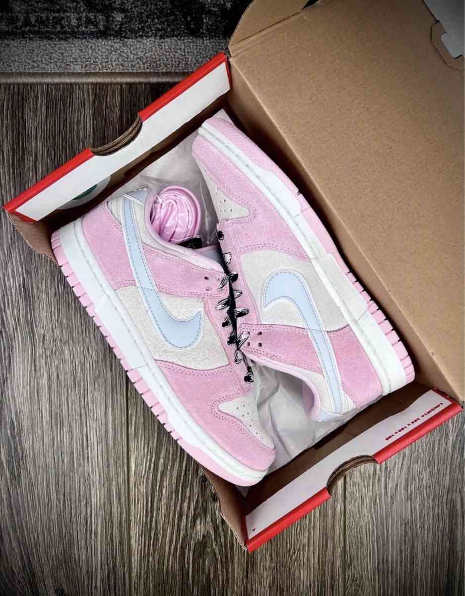 Woman Nike Dunks Low pink foam - Acton, California