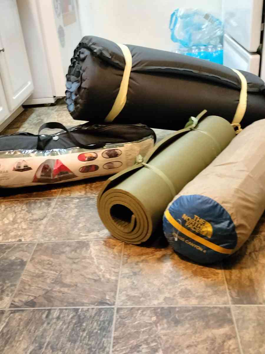 northfac  Swiss Gear Tents W Ground Pads - Lakewood, Washington