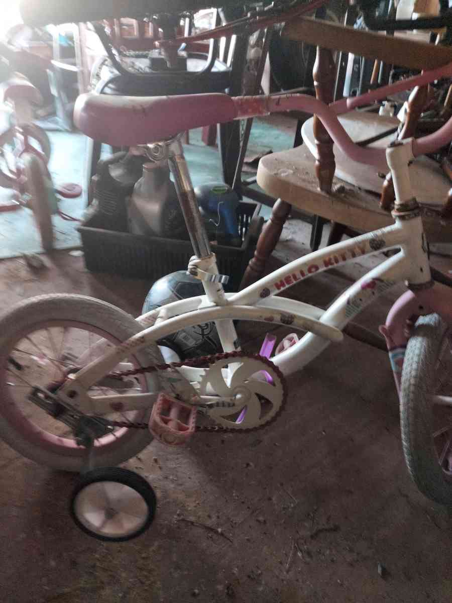 hello Kitty Bike w training wheels fits 5 ye old - Frankfort, Indiana