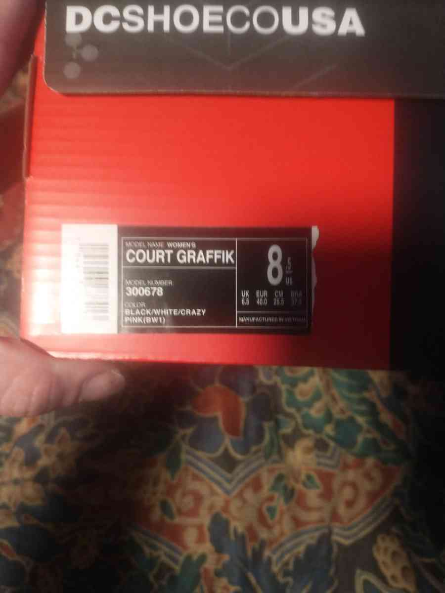 size 8 5 court graphic DC Shoes - Watseka, Illinois - FleaMarketBay