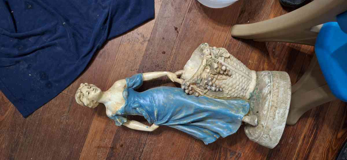 vintage concrete vatican women - Princeton, Kentucky - FleaMarketBay