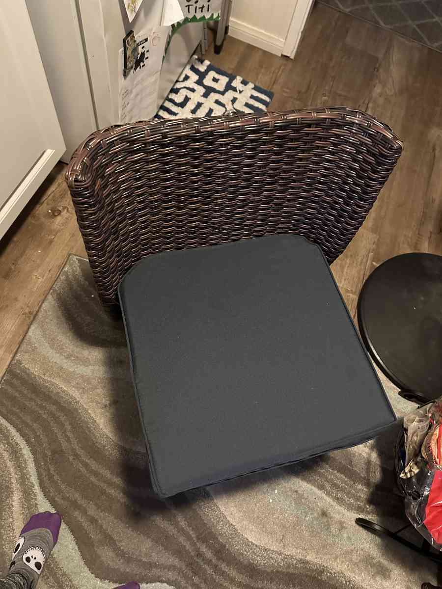 Small kitchen table and chairs - Lakewood, California - FleaMarketBay