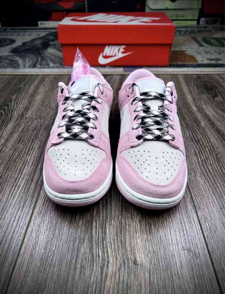Woman Nike Dunks Low pink foam - Acton, California - FleaMarketBay