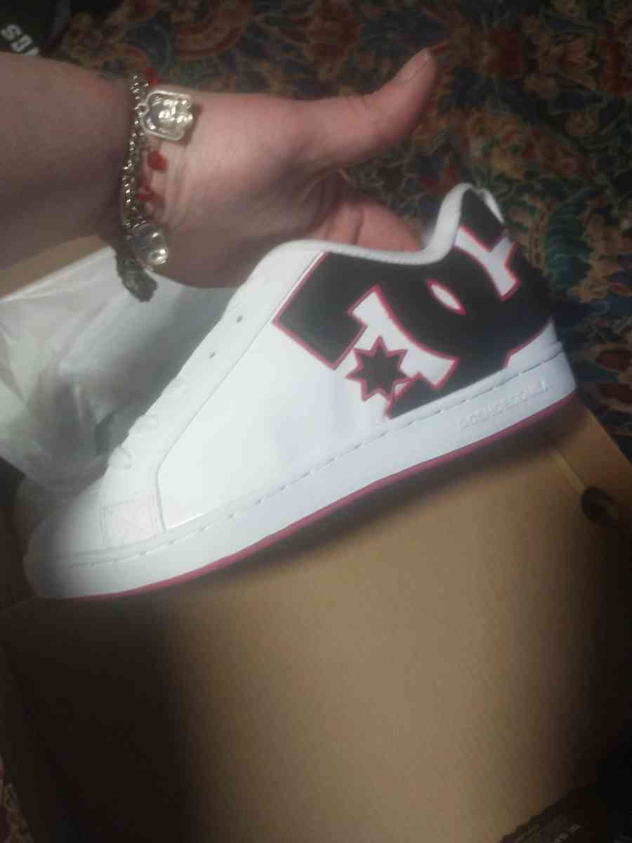 size 8 5 court graphic DC Shoes - Watseka, Illinois - FleaMarketBay