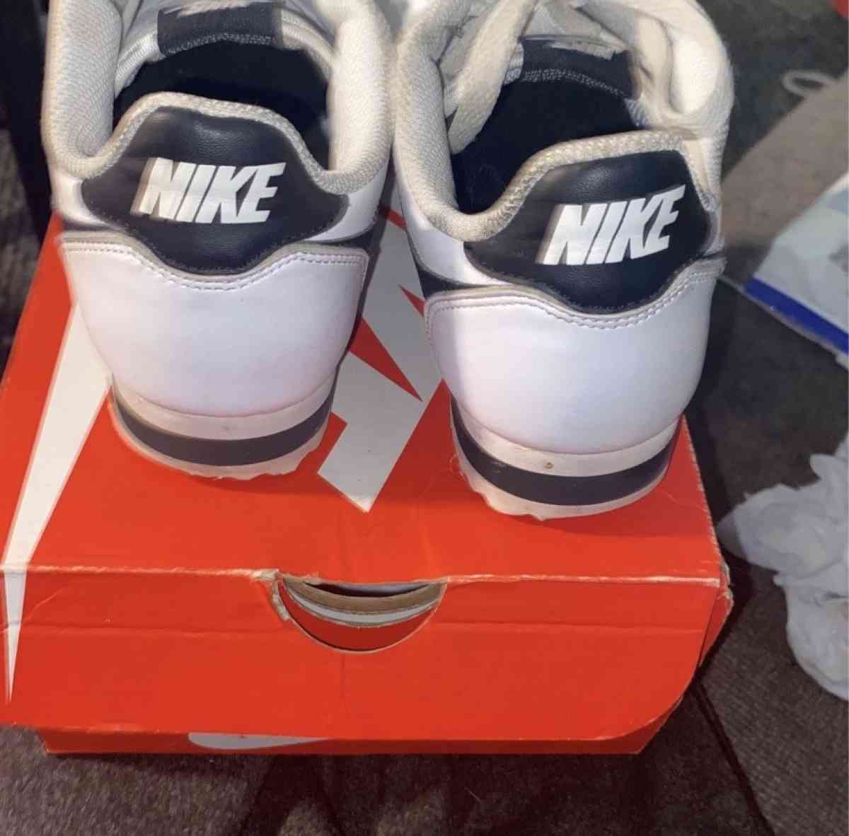 Size 7 and half used Nike Womens Classic Cortez Leathershoes - Peoria, Arizona - FleaMarketBay