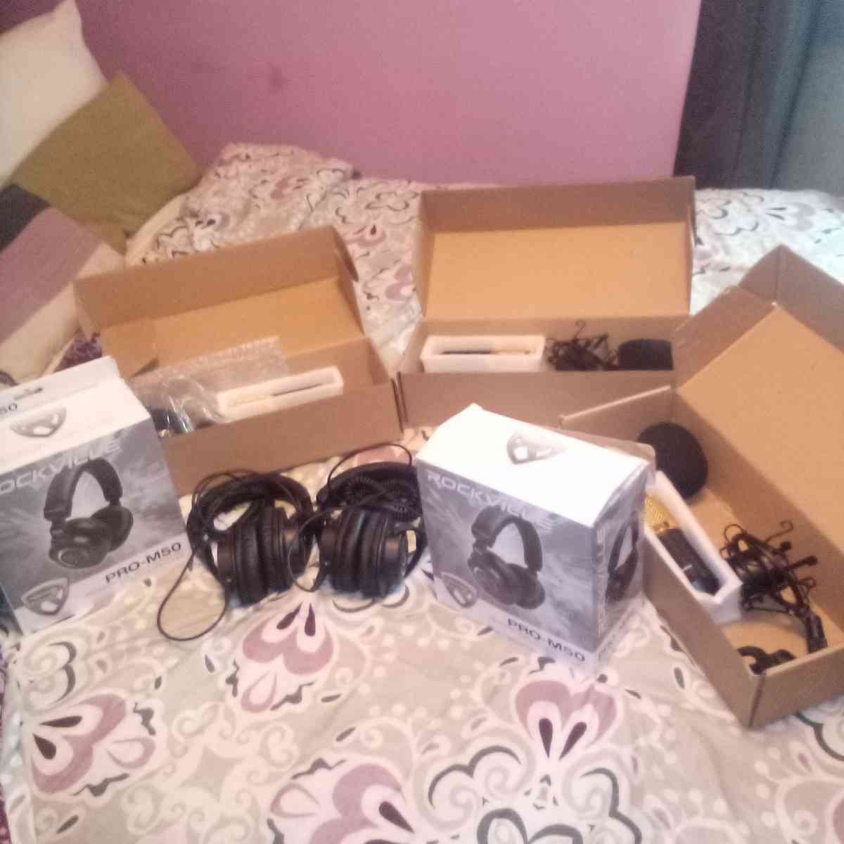 podcast mics and headphones and headphone amplifier - Chicago, Illinois