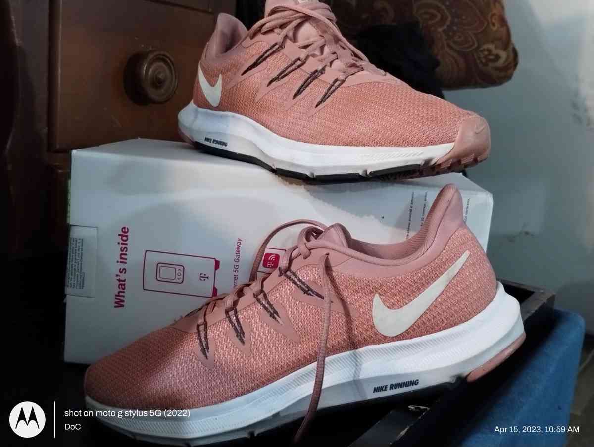 womens shoes nikes - Mansfield, Ohio - FleaMarketBay