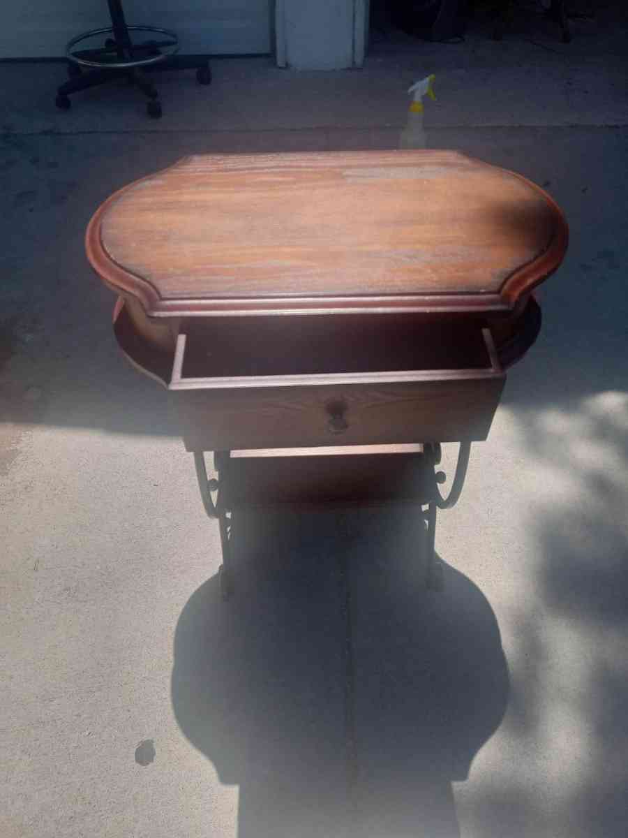small end table - Las Vegas, Nevada - FleaMarketBay