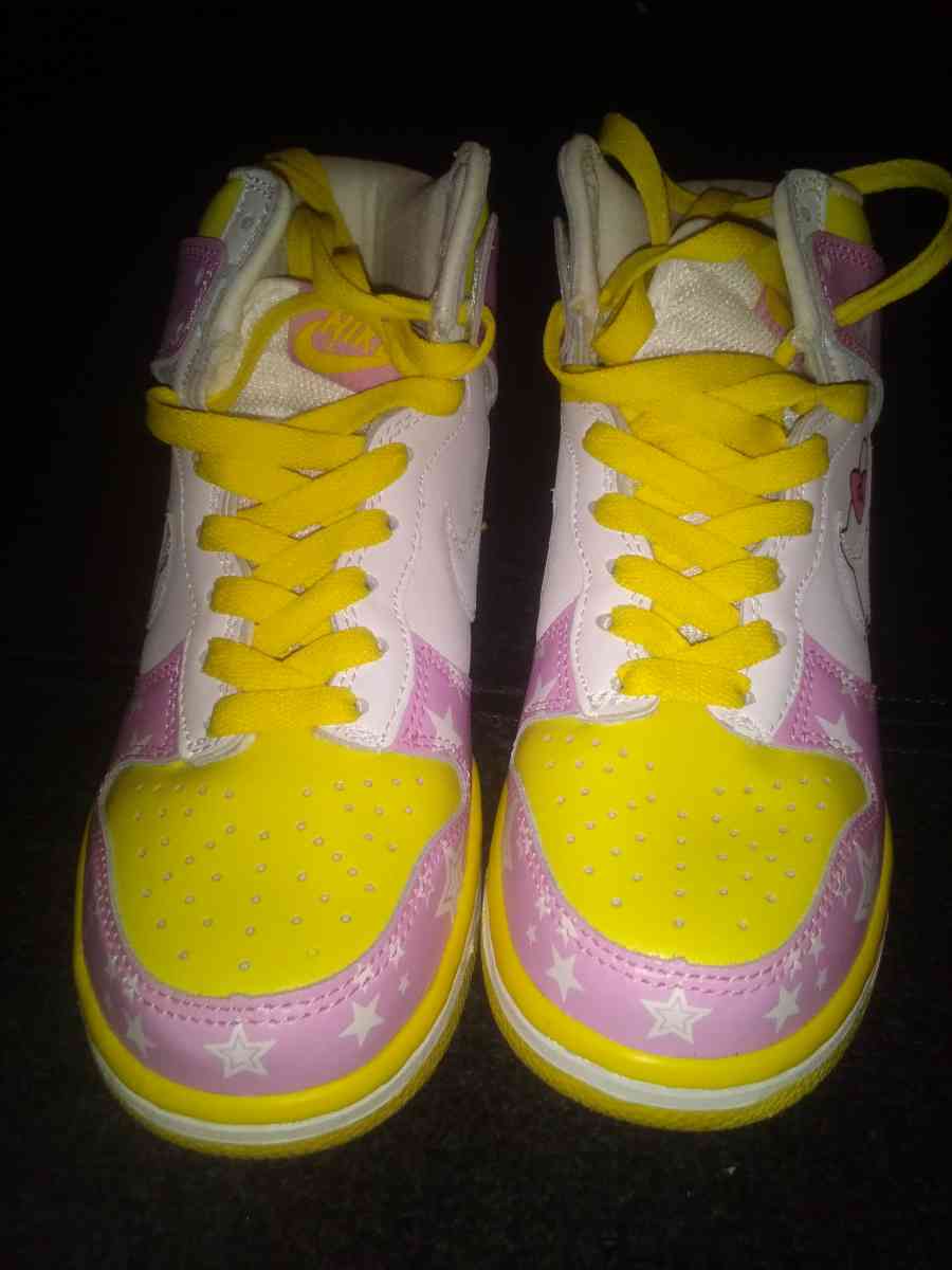 hello kitty nikes - Las Vegas, Nevada - FleaMarketBay