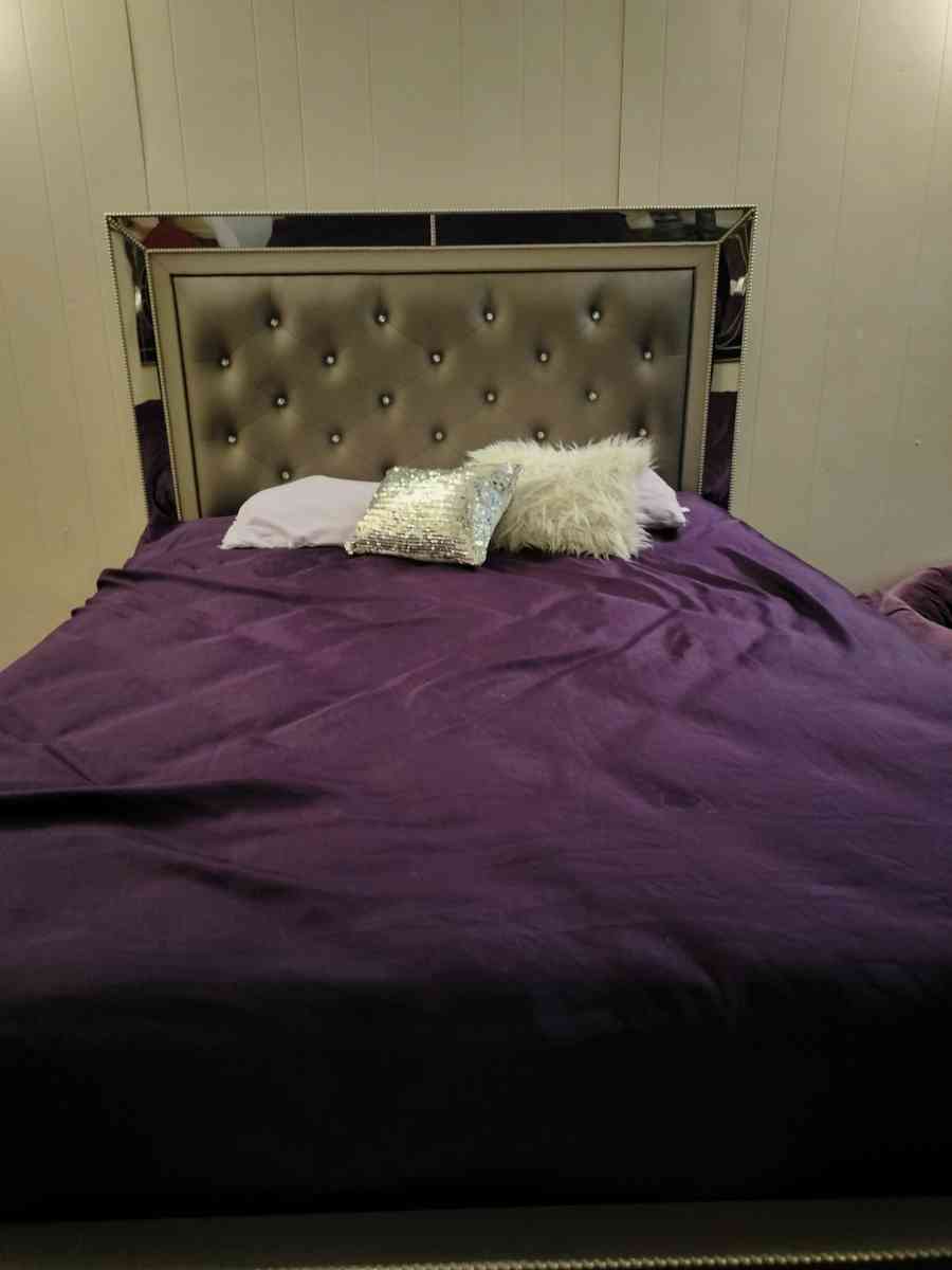 bed set with pictures - Copperas Cove, Texas - FleaMarketBay