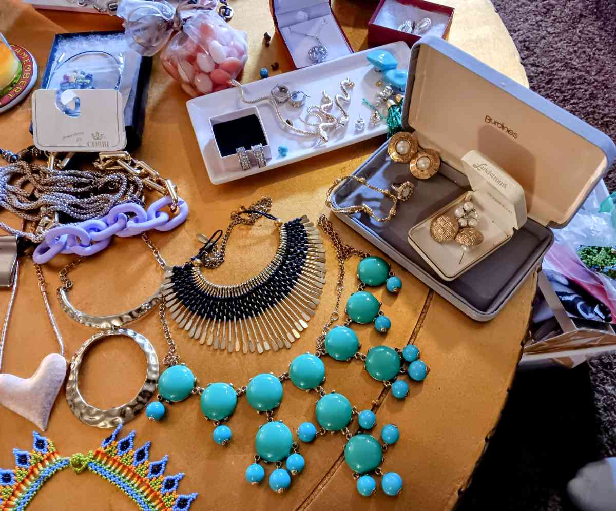 MUST GO VARIETY OF JEWELRY AND WATCHES - Aurora, Colorado