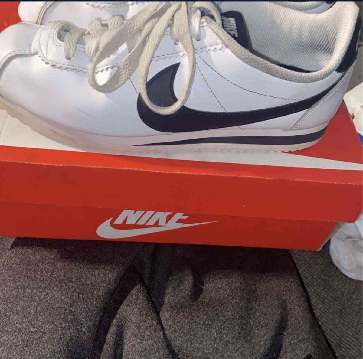 Size 7 and half used Nike Womens Classic Cortez Leathershoes - Peoria, Arizona - FleaMarketBay