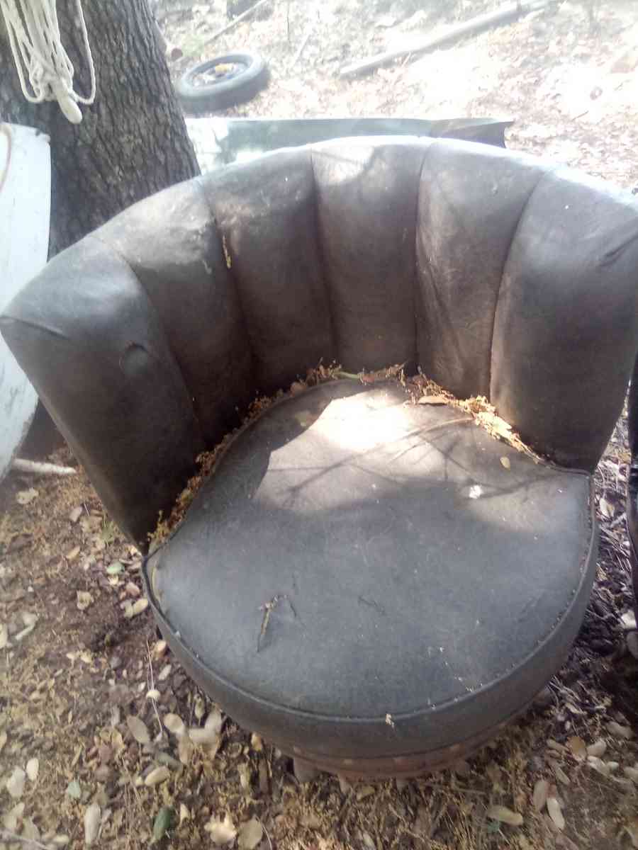 whiskey BARREL STYLE TABLE AND CHAIRS - Bella Vista, California - FleaMarketBay