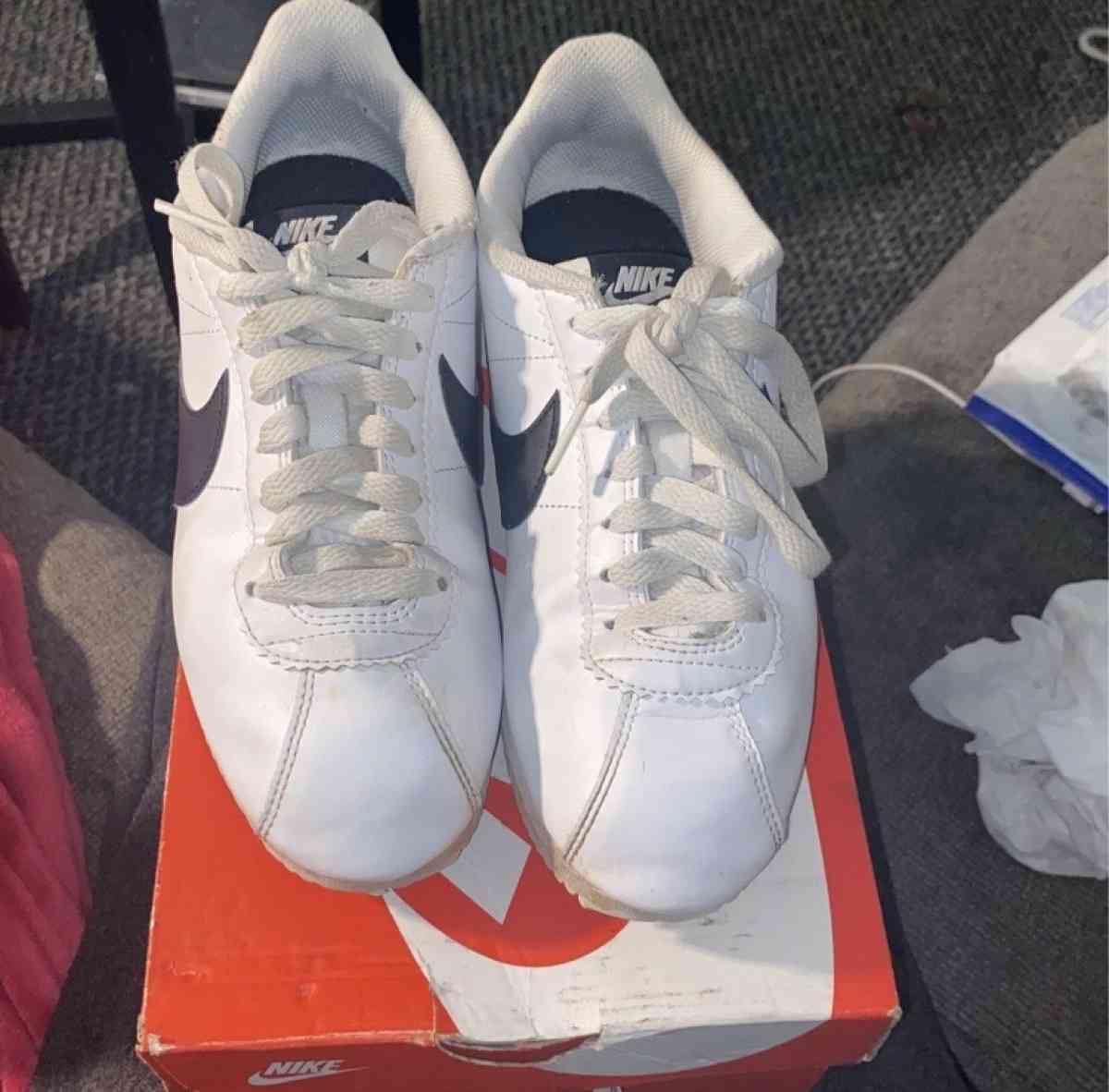 Size 7 and half used Nike Womens Classic Cortez Leathershoes - Peoria, Arizona