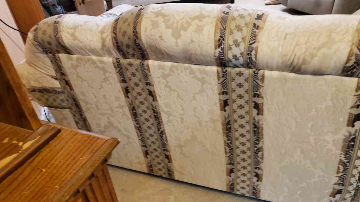 Love Sofa - Pelham, Alabama - FleaMarketBay