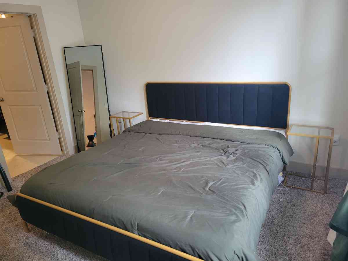 king size bed - Houston, Texas