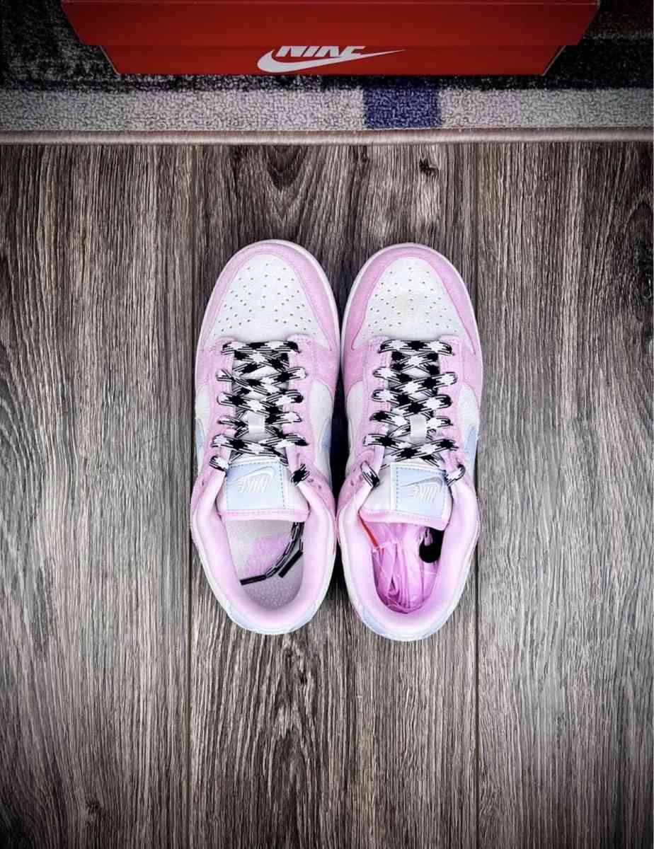 Woman Nike Dunks Low pink foam - Acton, California - FleaMarketBay