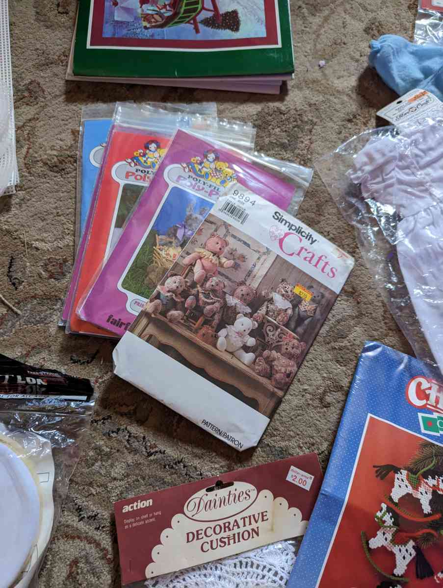 box of craft supplies - Holiday, Florida - FleaMarketBay