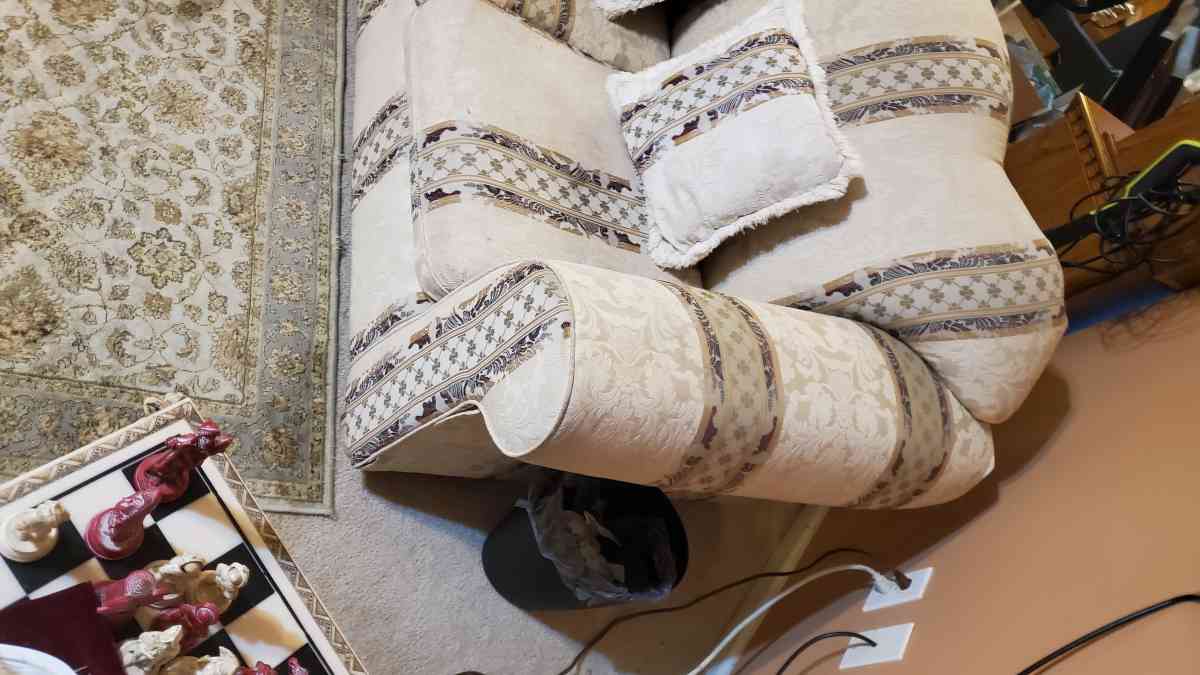 Love Sofa - Pelham, Alabama - FleaMarketBay