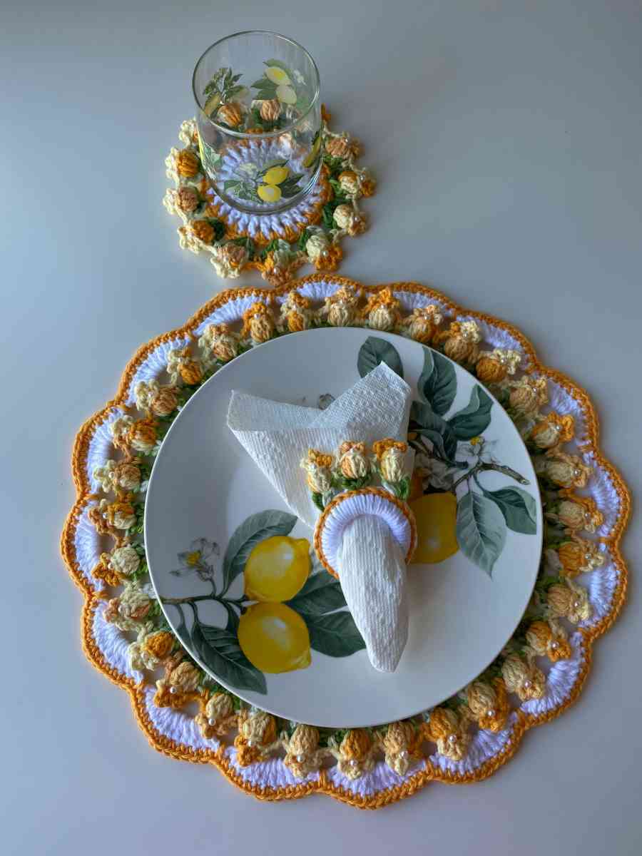 sousplat tulips in crochet 18 pieces for set table - Fall River, Massachusetts - FleaMarketBay