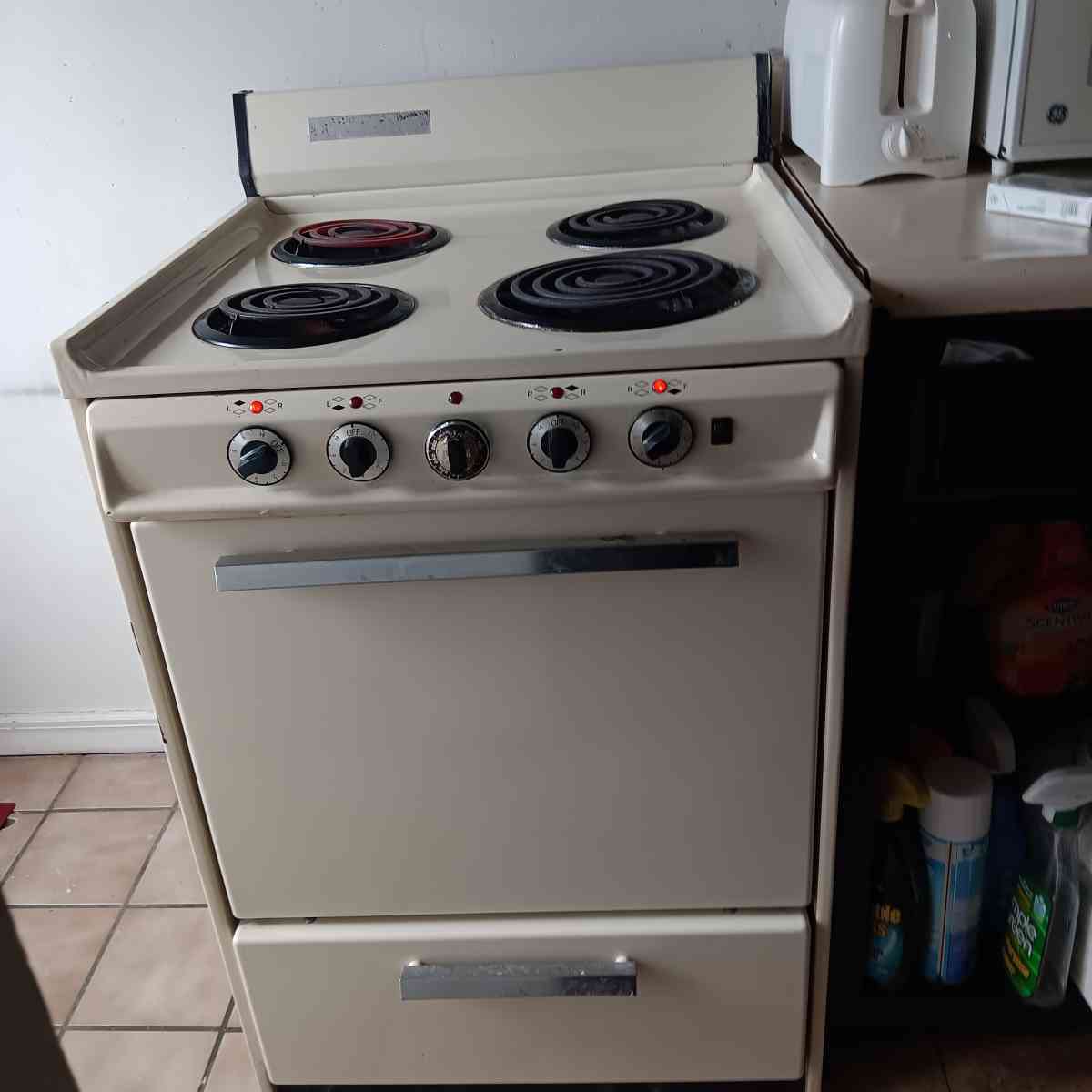 Oven stove small for studio or small area - Wilmington, Delaware