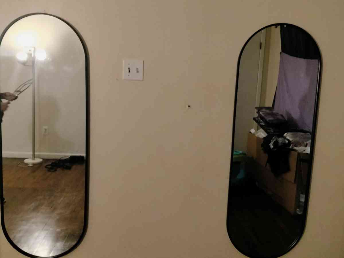 2 good mirrors and nice glass structures - Copperas Cove, Texas