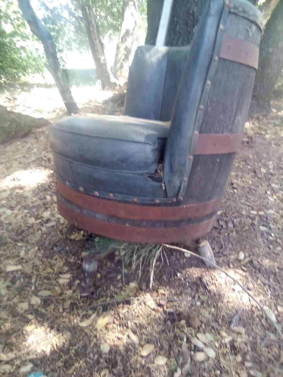 whiskey BARREL STYLE TABLE AND CHAIRS - Bella Vista, California - FleaMarketBay