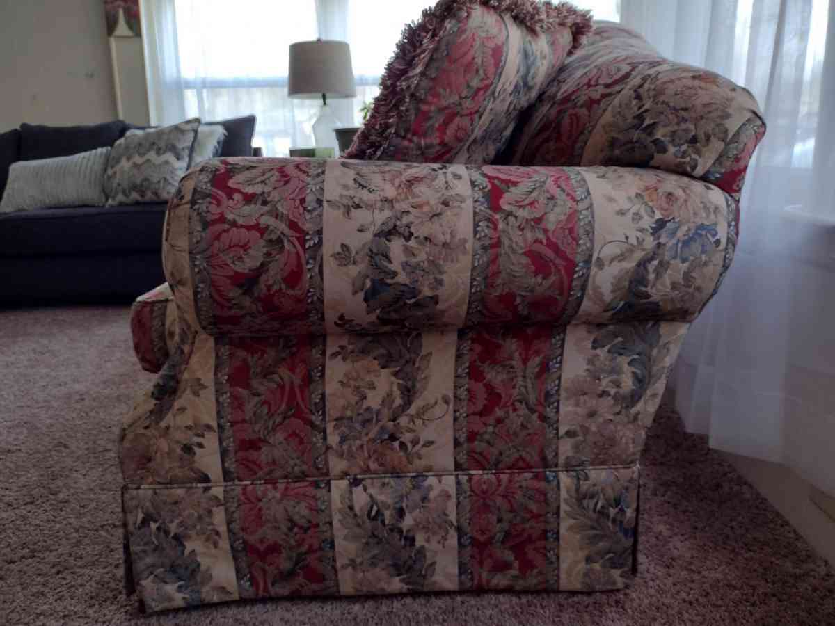 Camelback Couch - Cassopolis, Michigan - FleaMarketBay
