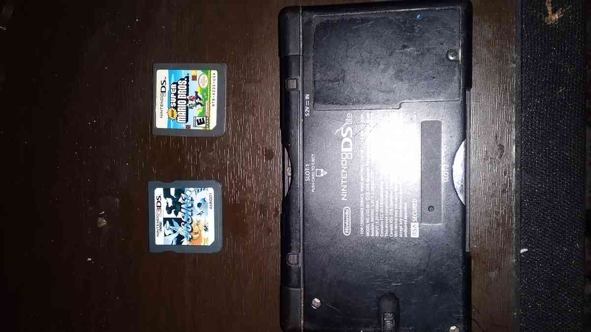 Gameboy ds with 2 games - Waynesboro, Virginia - FleaMarketBay