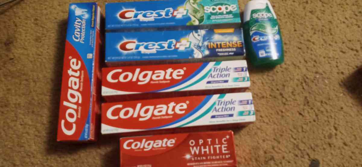 colegate and Crest toothpaste new unopened   pick up only - Watertown, New York