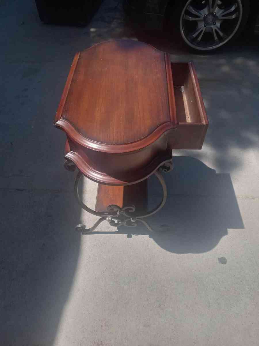 small end table - Las Vegas, Nevada - FleaMarketBay