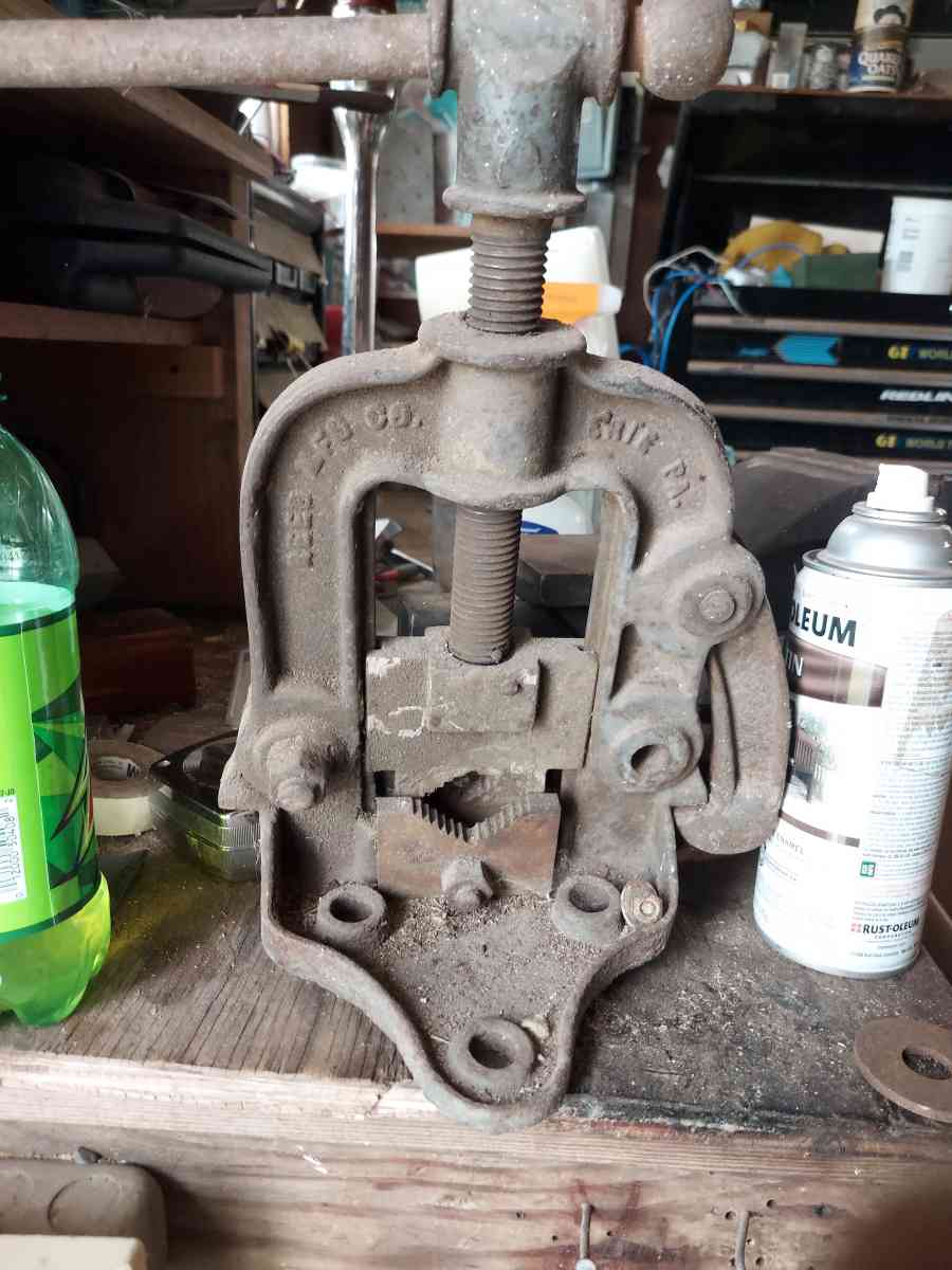 vintage pipe vise - Frankfort, Indiana