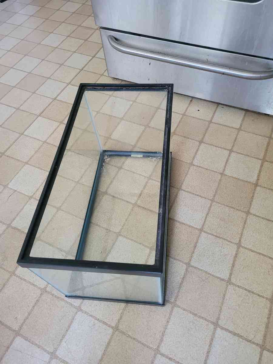 25 gallon tank and topper and other hamster items - Milwaukee, Wisconsin - FleaMarketBay